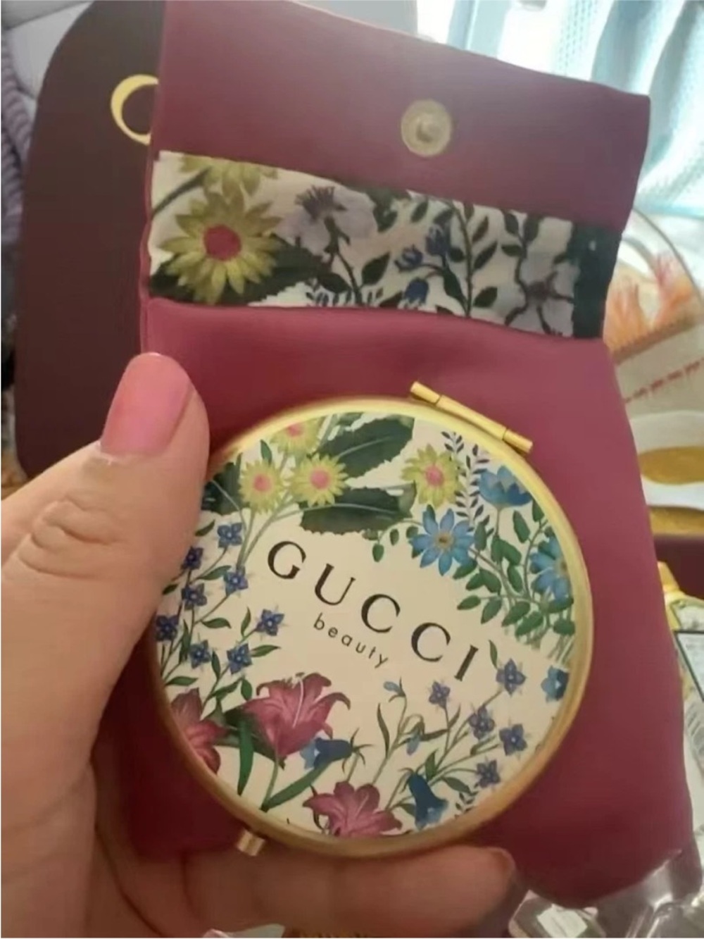 New Gucci Floral Gold Compact Mirror Collectible with Satin Pouch - Picture 2 of 5